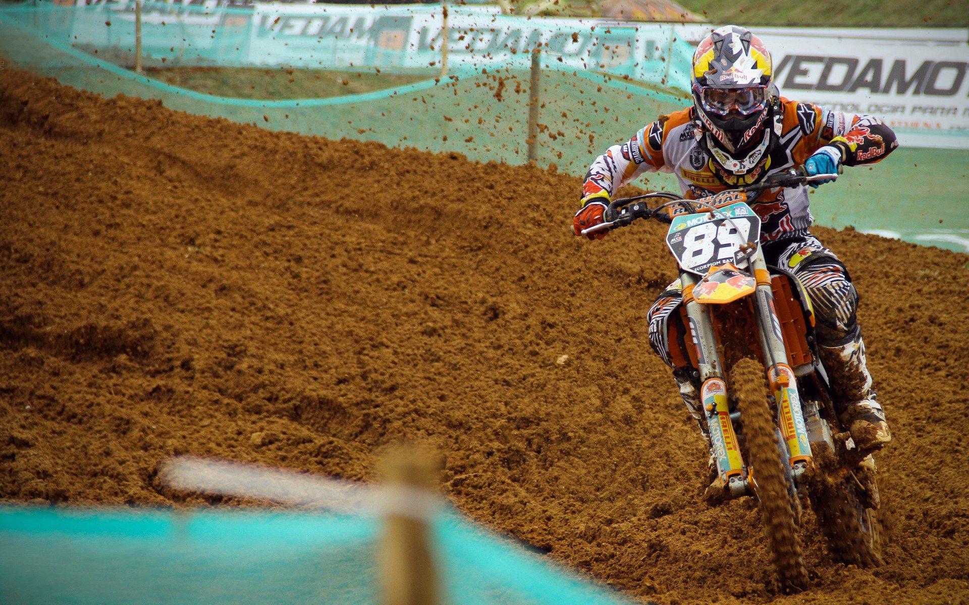 塞维利亚中场高压迫使对方失误频发,塞维利亚晋级